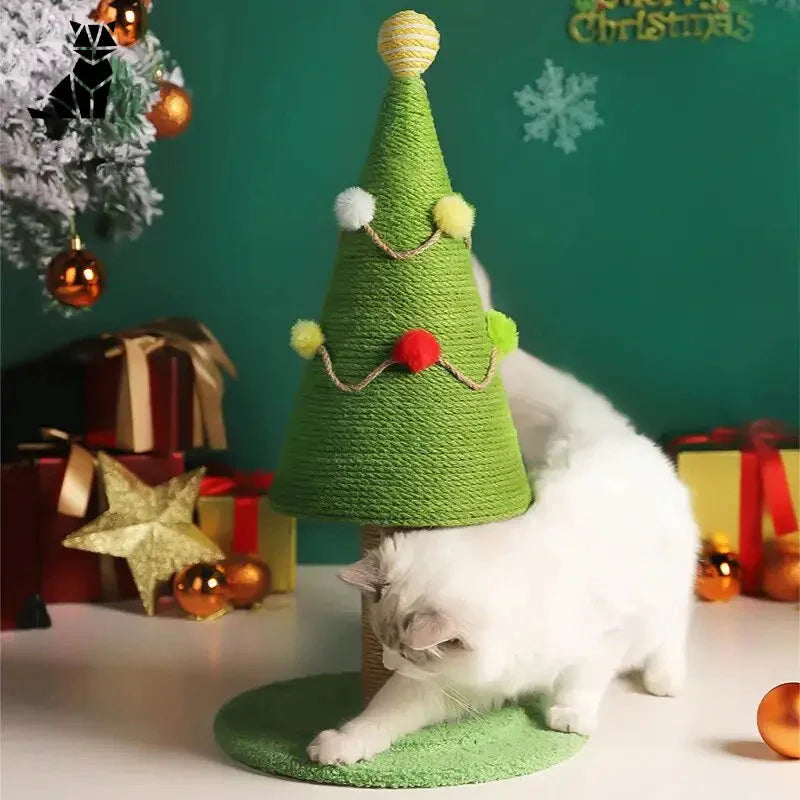 Arbre à chat regale : Un félin en pleine forme devant un arbre de Noël scintillant